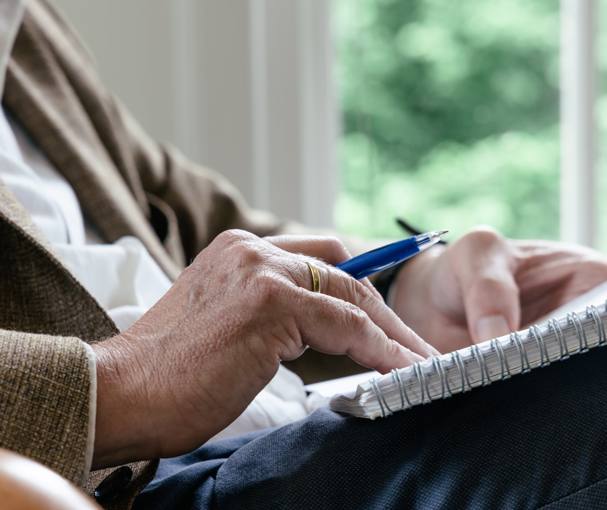 Hand Pen Schrijfblok Op Schoot