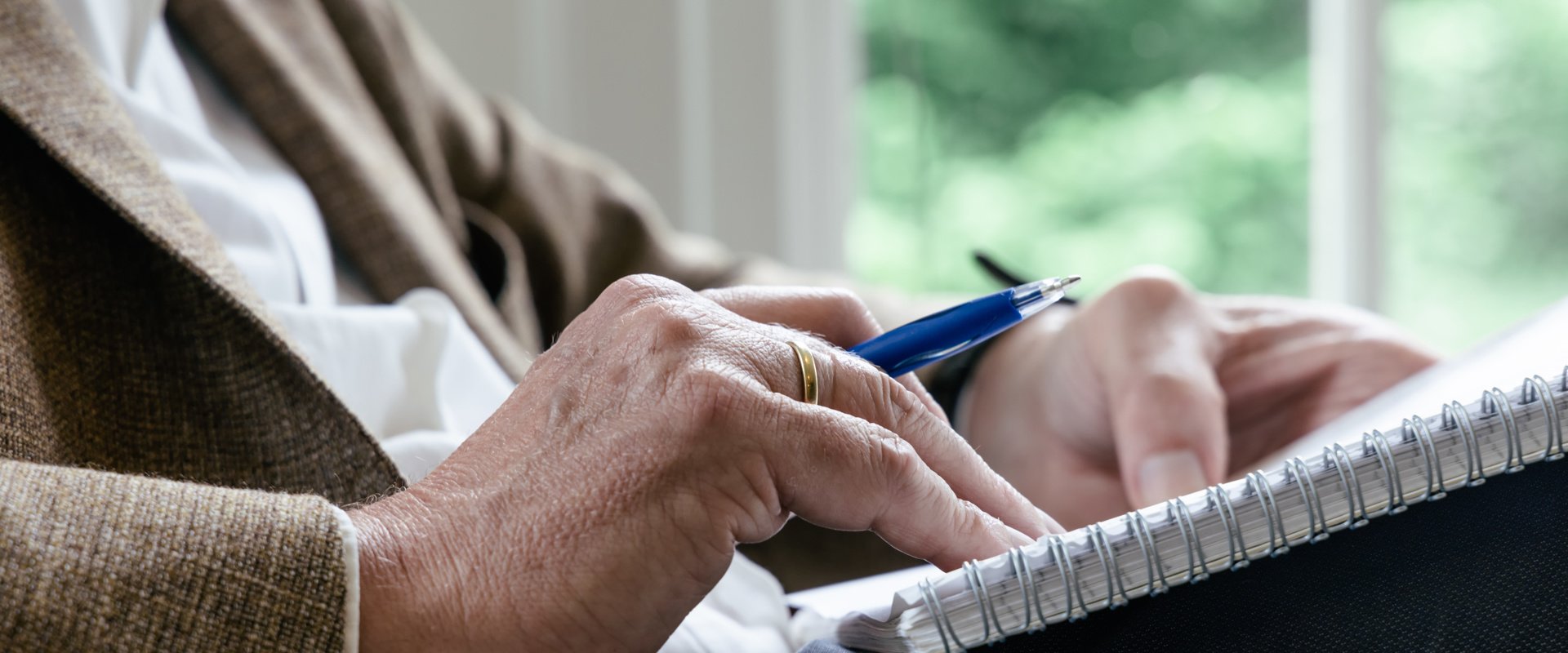 Hand Pen Schrijfblok Op Schoot